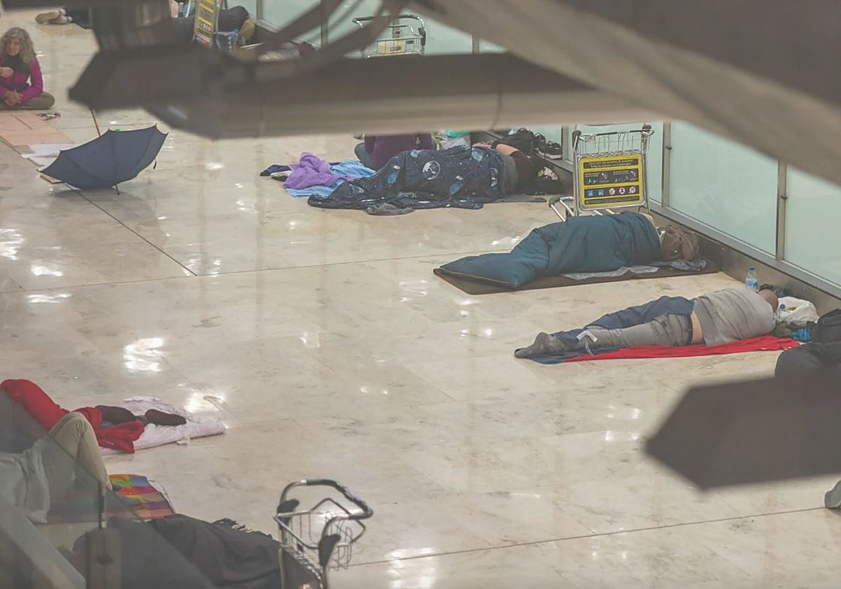 Alguna de las personas que duermen en el aeropuerto de Barajas.