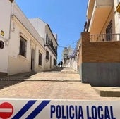 Calle precintada por la Policía Local de Alcalá por el siniestro de la Casa Ibarra.