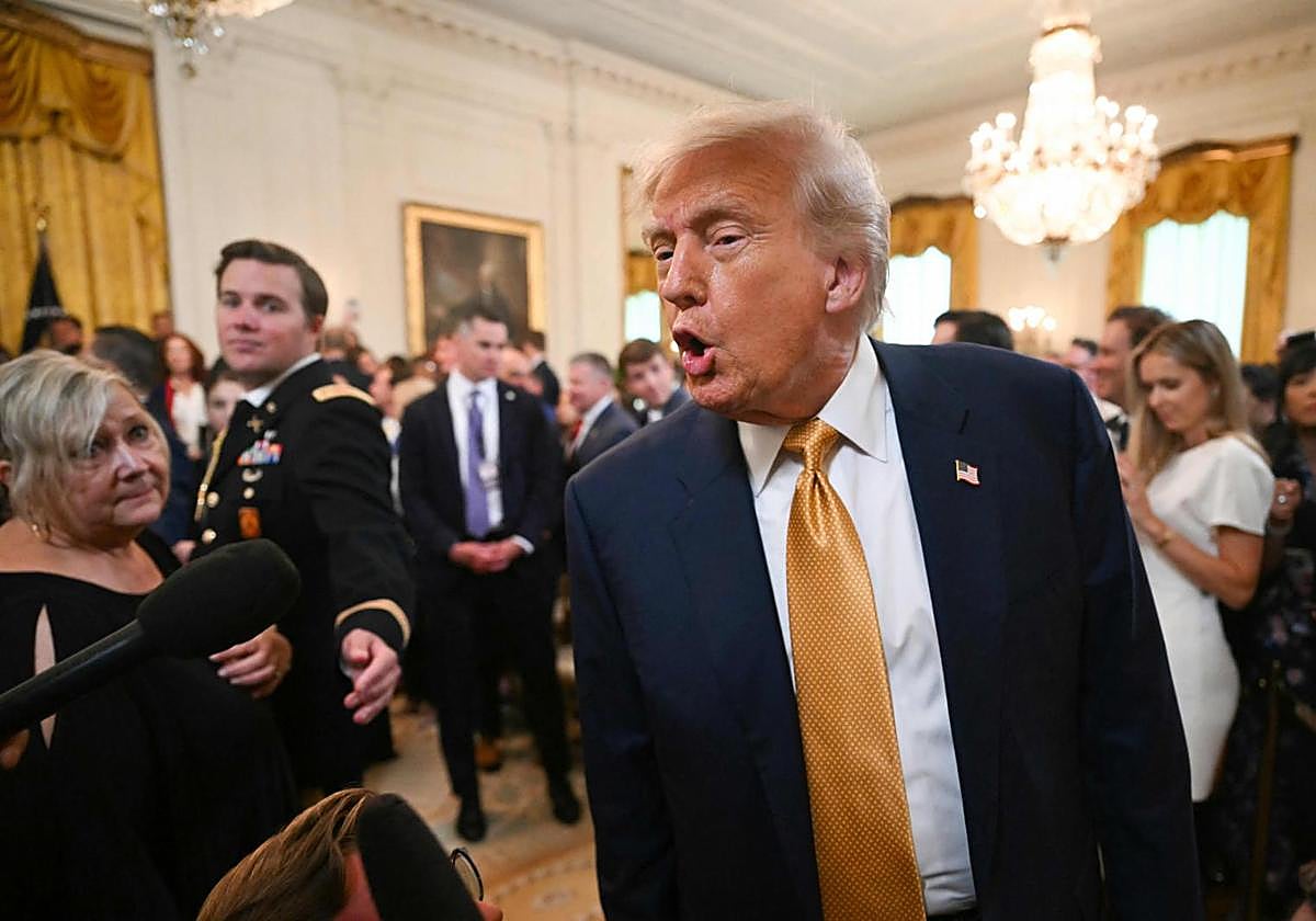 Donald Trump habla con los medios de comunicación.