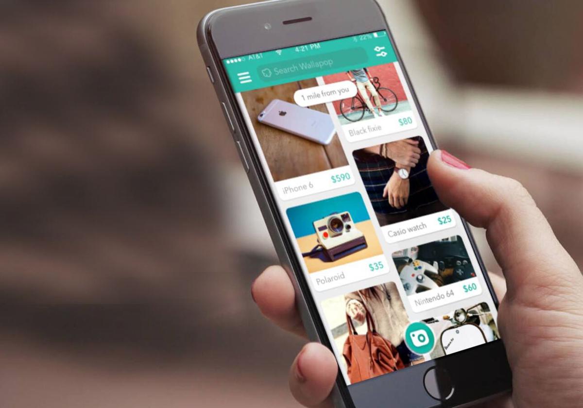 Una persona utiliza la app de Wallapop.