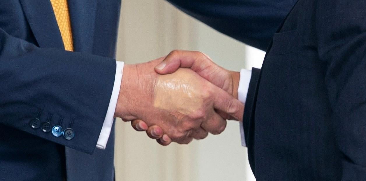 La mano de Trump, maquillada para ocultar la mancha morada, durante una recepción.