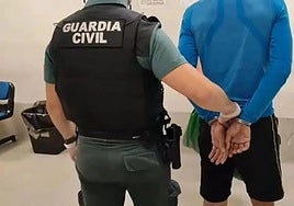 Un agente traslada al detenido a dependencias de la Guardia Civil, el pasado lunes