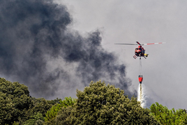Un incendio descontrolado en la sierra de Gredos por las fuertes rachas de viento