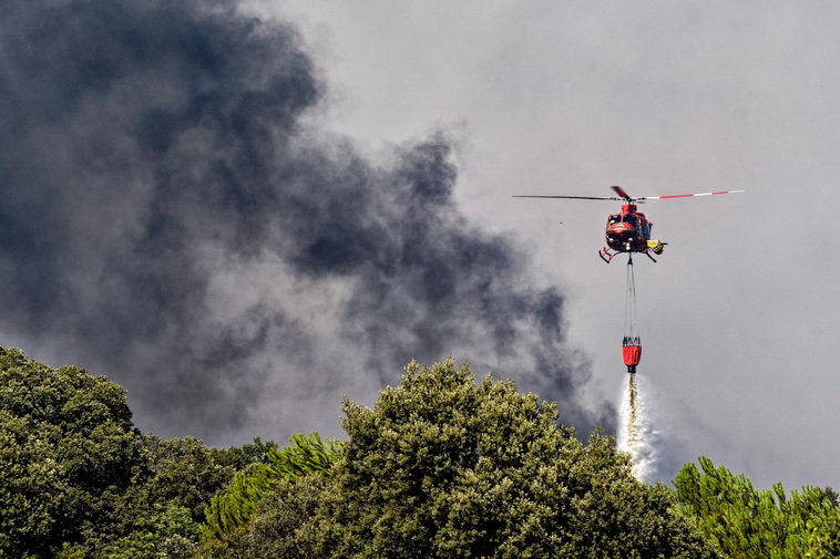 Un incendio descontrolado en la sierra de Gredos por las fuertes rachas de viento