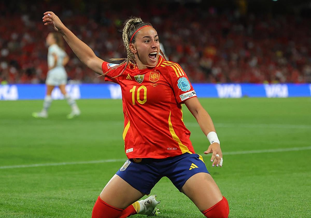 Athenea del Castillo celebra el gol que abrió el camino del triunfo ante Suiza.