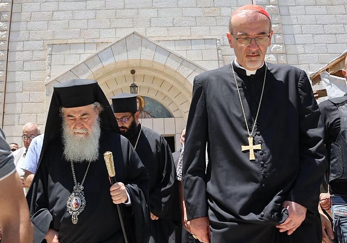 El Patriarca latino de Jerusalén, cardenal Pierbattista Pizzaballa, y su homólogo ortodoxo, Teófilo III, visitan la única iglesia cristiana de Gaza.