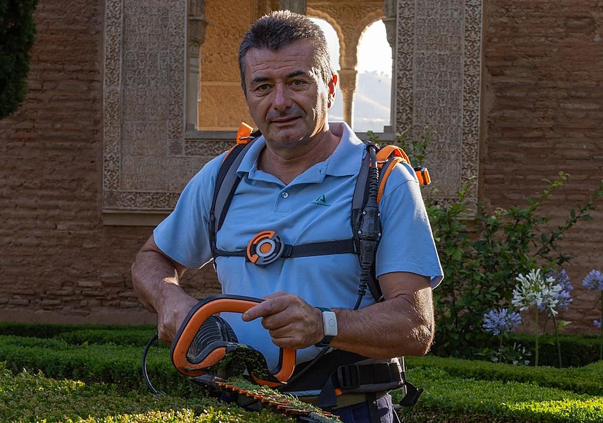 Antonio Ángel, en los jardines de El Partal.