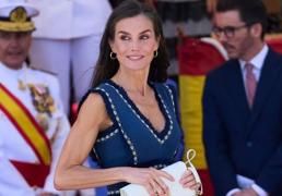 La reina Letizia confirma cuál es el bolso bandolera del verano: blanco, alargado y muy ponible