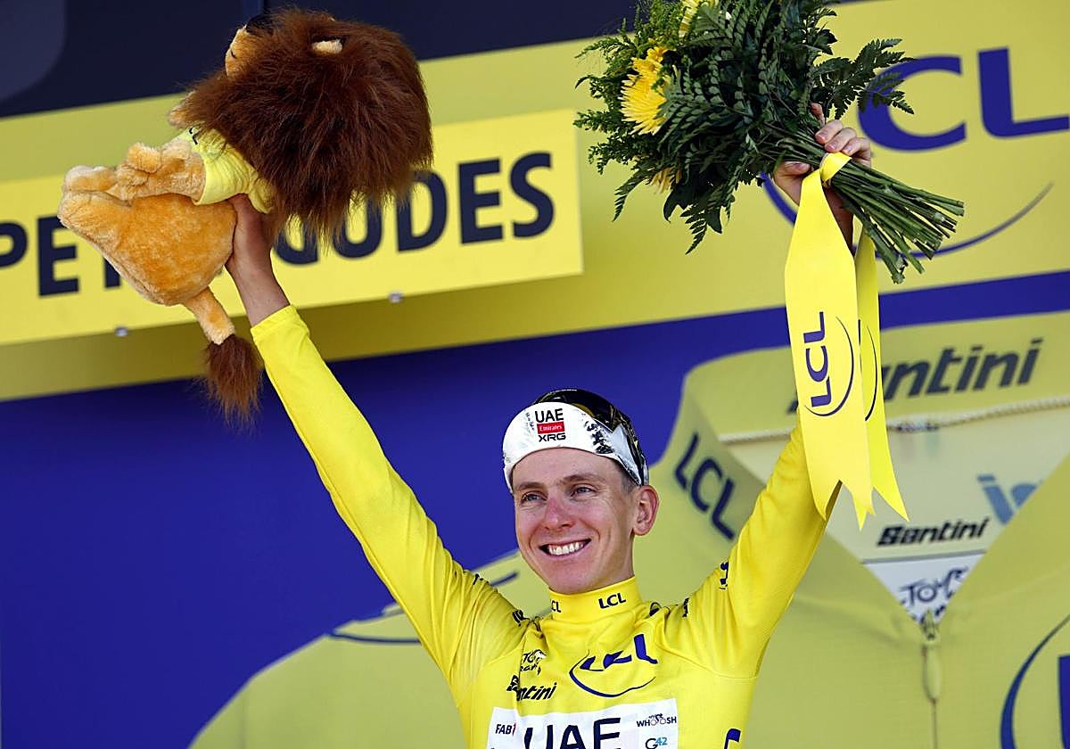 Pogacar celebra su victoria en la etapa 13 del Tour.