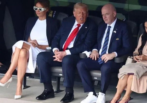 La foto que hizo saltar las alarmas es la de Trump con los tobillos hinchados en la final del Mundial de Clubes en Nueva Jersey.
