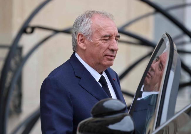 El primer ministro galo se acerca a su novena moción de censura.