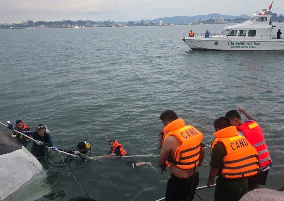 Imagen secundaria 1 - Tareas de rescate en el incomparable paraje de la Bahía de Halong.