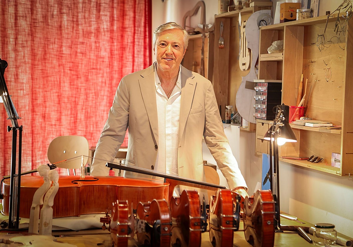 El escritor argentino Alejandro G. Roemmers, autor de 'El misterio del último Stradivarius'.