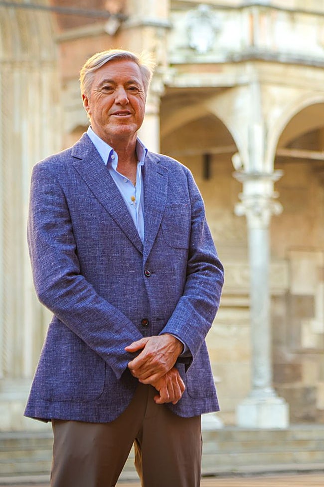 Roemmers ante la fachada de la catedral de Cremona.