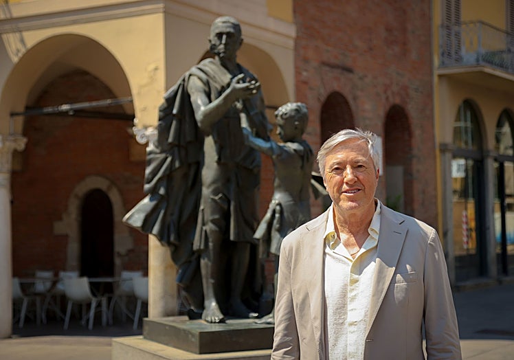 Roemmers ante una escultura de Antonio Stradivari en la plaza de Cremona dedicada al lutier.