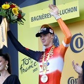 Arensman celebra en el podium su victoria en la etapa 14 del Tour de Francia.