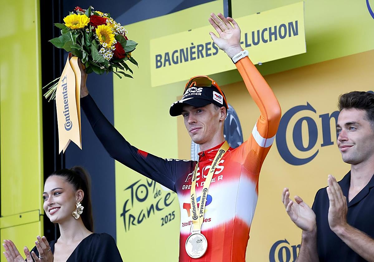 Arensman celebra en el podium su victoria en la etapa 14 del Tour de Francia.