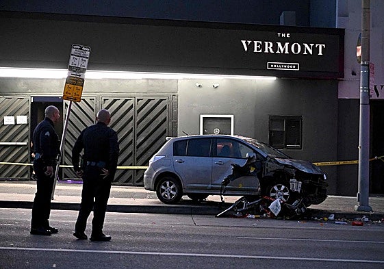 Oficiales de Policía hacen guardia frente al vehículo que atropelló a una multitud en Hollywood.