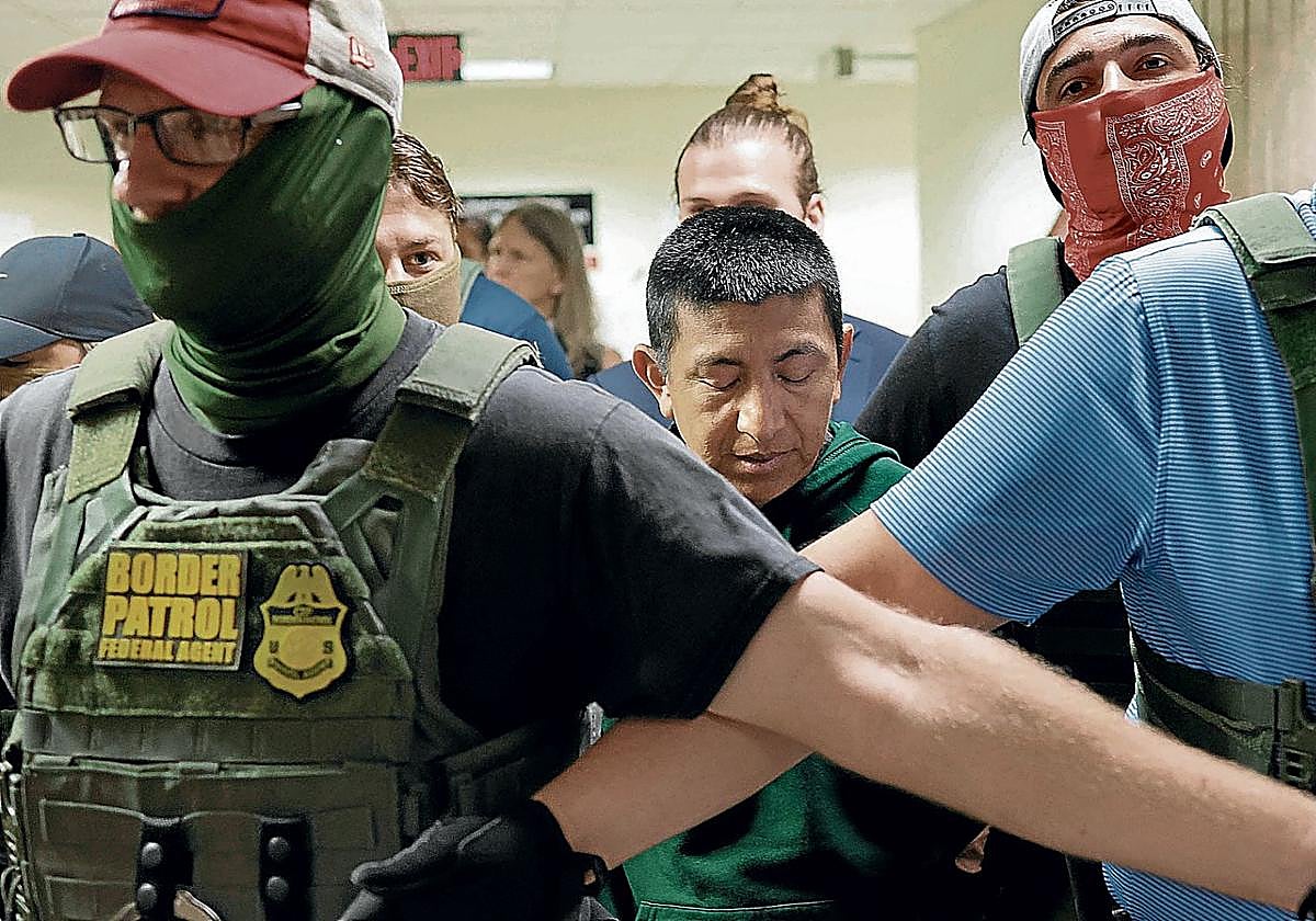 Agentes federales detienen a un migrante tras asistir a una audiencia en un tribunal en Nueva York.