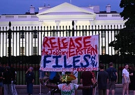 Protesta frente a la Casa Blanca para lograr que haga públicos todos los documentos del caso.