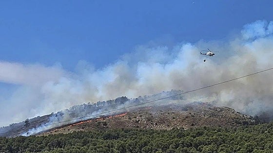 Los bomberos trabajan a contrarreloj para evitar que un cambio de viento lleve el incendio de Ibi hasta Alcoi