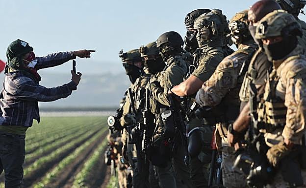 n activista se encara con la Policía durante una redada en Camarillo, California.