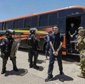 Los deportados son liberados en El Salvador.