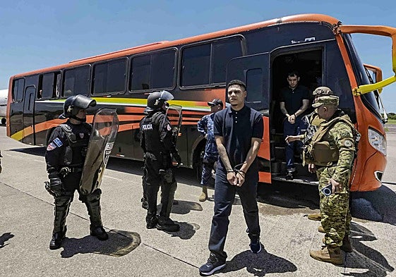 Los deportados son liberados en El Salvador.