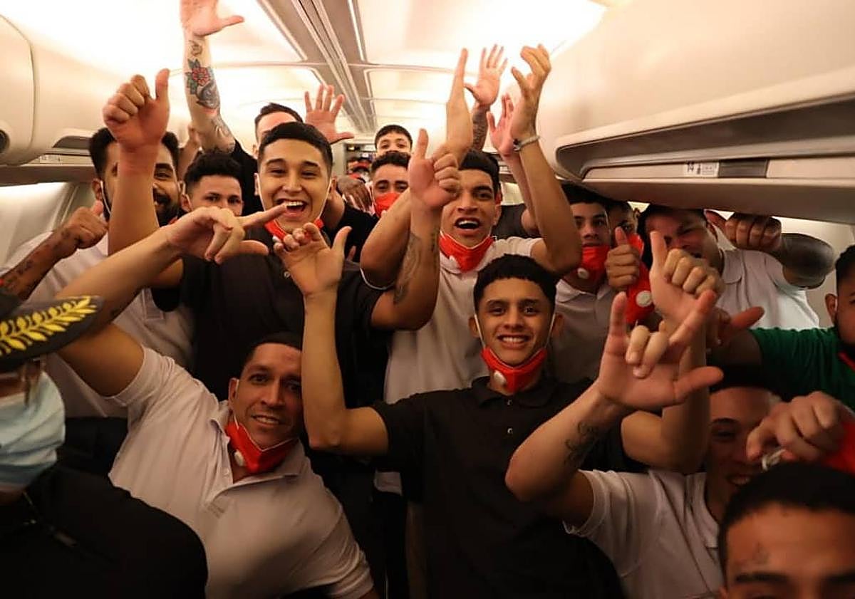 Imagen principal - Así ha sido el intercambio de presos.