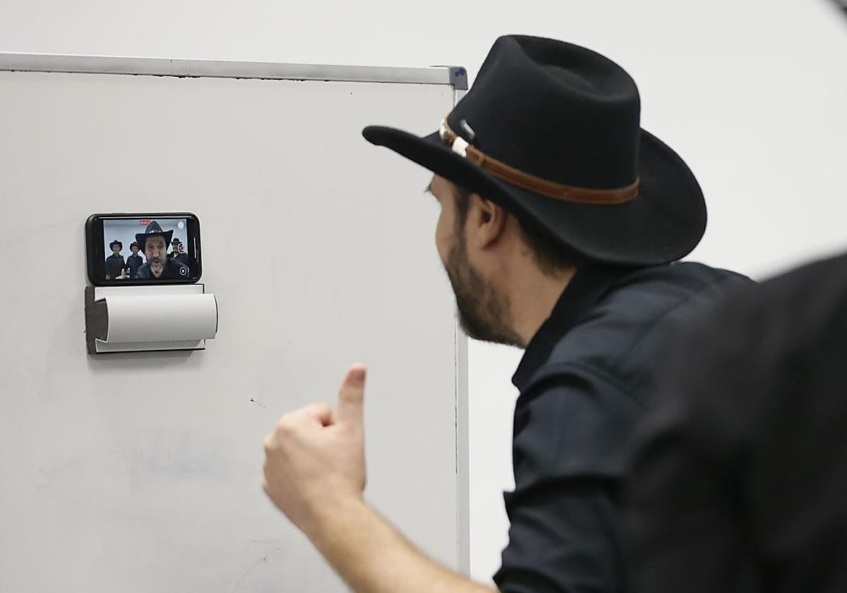 Imagen principal - Antes del bolo: grabando un vídeo personalizado para Ángel, comiéndose los bocatas aportados por las fans y lustrándose los zapatos.