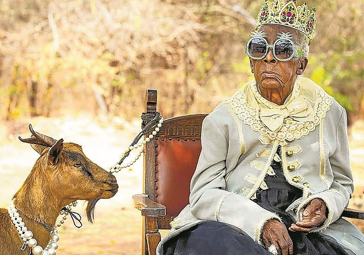 Margret mezcla colores y formas y luce enormes tocados y abalorios, aunque su seña de identidad son sus gafas 'oversize'.