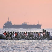 Un grupo de migrantes en un bote inflable sale de la costa norte de Francia en un intento de cruzar el Canal de la Mancha para llegar a Gran Bretaña.