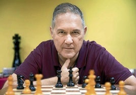 Illescas, Gran Maestro Internacional, ante un tablero en su escuela de ajedrez en Barcelona, su ciudad natal y en la que reside.