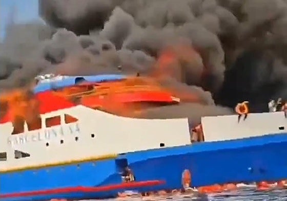 Pasajeros se lanzan al agua para escapar del incendio en el barco indonesio 'KM Barcelona VA.