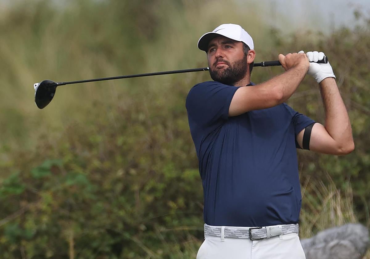 Scottie Scheffler mira la bola tras un golpe en la jornada final del Abierto Británico.l