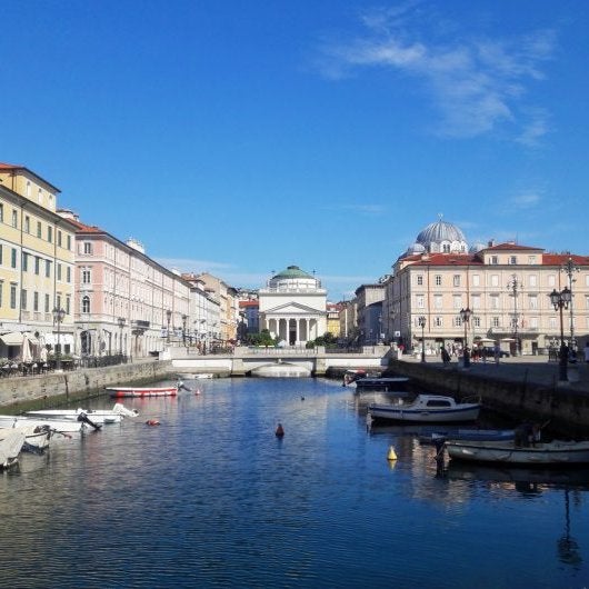 Es una de las ciudades más bellas de Italia: tiene una plaza que mira al mar, palacios espectaculares y teatros romanos