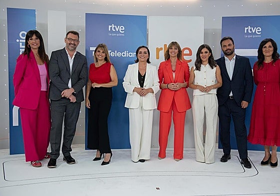 La directora del Área Meteorológica de RTVE, Mónica López; los presentadores de TD fin de semana, Marc Sala y Lourdes Maldonado; la presentadora de TD2, Pepa Bueno; la presentadora del TD1, Alejandra Herranz; los presentadores de Informativo Matinal, Lorena Baeza y Álex Barreiro, y la directora del Área Deportes, Rosana Romero