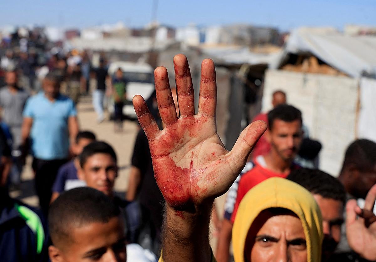 Desplazados cerca de un centro de distribución de ayuda en Gaza.