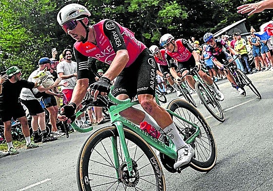 Vauquelin encabeza un grupo de corredores en la etapa que concluyó en Carcasona.
