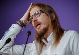 El portavoz de Podemos, Pablo Fernández, este lunes en rueda de prensa
