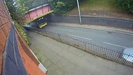 Momento en el que el autobús cruza bajo el puente.