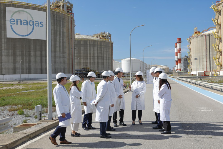La exvicepresidenta para una Transición Limpia, Justa y Competitiva, Teresa Ribera, en una visita a la planta de Enagás de Barcelona