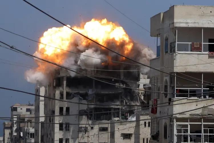 Explosión en un edificio de Dair al-Balah tras el disparo de un tanque israelí.
