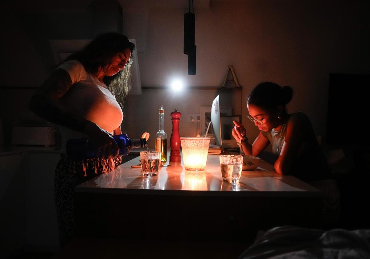 A family having lunch during the blackout last April.