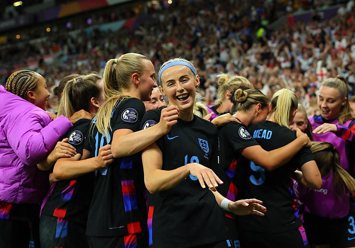 Las jugadoras de Inglaterra celebran el gol de Chloe Kelly que les dio el pase a la final de la Eurocopa.