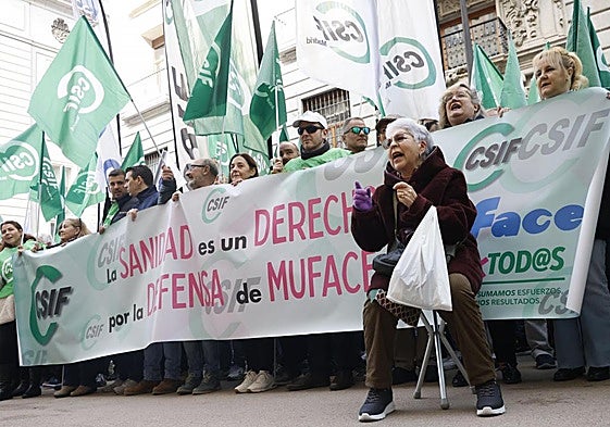 Concentración convocada por CSIF frente al ministerio de Hacienda en defensa de Muface en febrero