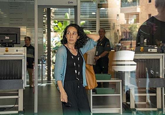 Patricia Ramírez y su abogada entrando, esta mañana, al juzgado.