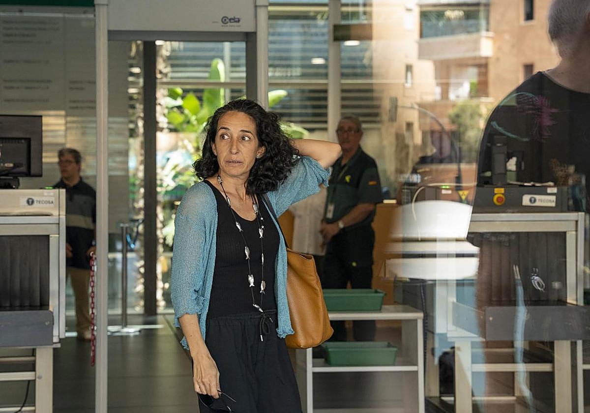 Patricia Ramírez y su abogada entrando, esta mañana, al juzgado.