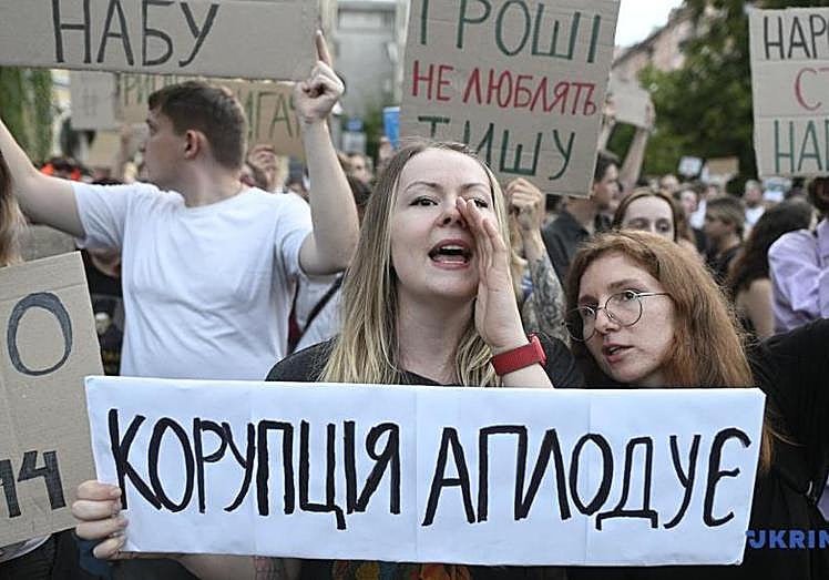 Una joven vocea las consignas durante la marcha en la capital ucraniana.