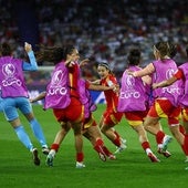 Las jugadoras de España celebran el gol de Aitana Bonmatí que derribó el muro alemán.